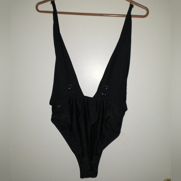 Women's black dipping daisy one piece bathing suit - Picture 10 of 13